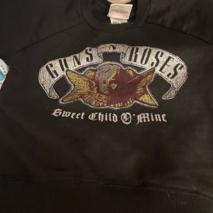 This is a vintage-style Guns N’ Roses “Sweet Child O’ Mine” sweatshirt.